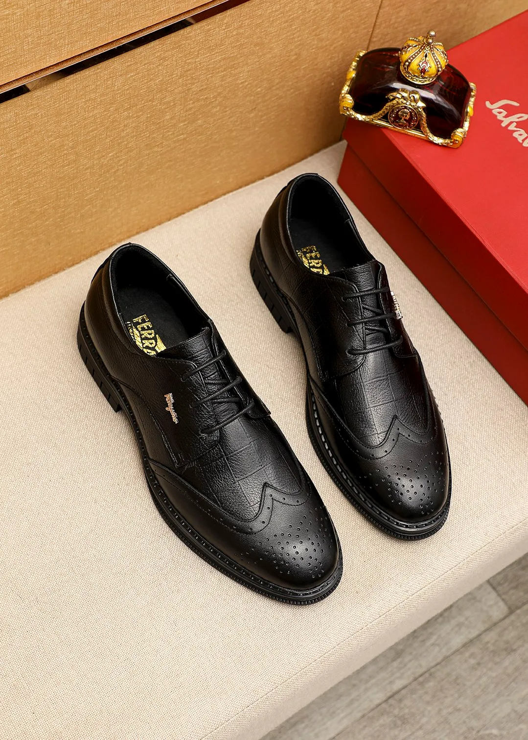 Men's shoes 💰462 💐 Product trademark: Ferragamo "Ferragamo" business leather shoes Regular size: 38-44 (45.46🉑️customized) Product materials: Selected imported first-layer calfskin upper, imported water-dyed cowhide leather lining. Strong three-dimensional visual effect, rubber outsole Color: 1⃣️color optional